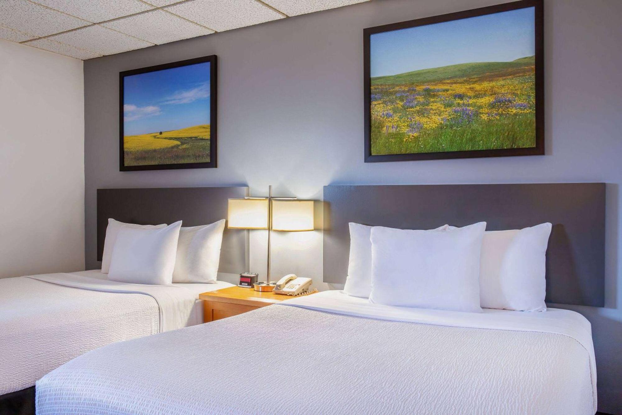 Days Inn & Conference Centre By Wyndham Camrose Norsemen Zewnętrze zdjęcie