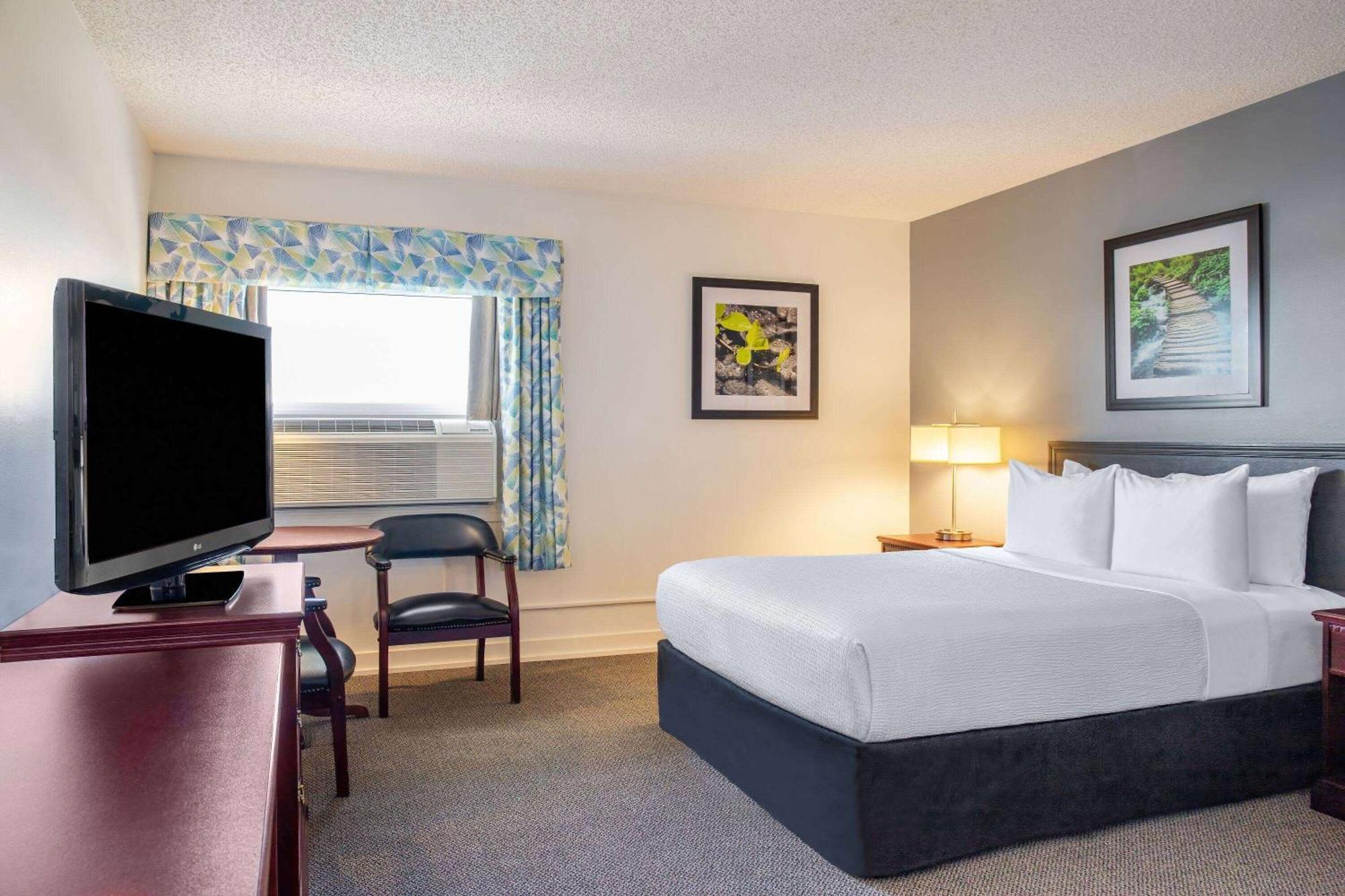 Days Inn & Conference Centre By Wyndham Camrose Norsemen Zewnętrze zdjęcie